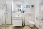 Badezimmer mit Dusche, Waschtisch und WC - Aparthotel Ostseeallee 4-29 - Top-Hundeurlaub