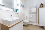 Badezimmer mit Waschtisch und WC - Aparthotel Ostseeallee 4-29 - Top-Hundeurlaub