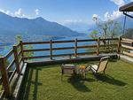 entspannt im eingezäunten Garten den traumhaften Ausblick auf den See genießen - Rustico Bella Vita Bungalow - Top-Hundeurlaub