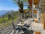 natursteingepflasterte rustikale Terrasse mit Sitzmöglichkeit - Rustico Bella Vita Bungalow - Top-Hundeurlaub
