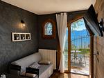 gemütliches Sofa in modernem Wohnzimmer mit Fernseher - Rustico Bella Vita Bungalow - Top-Hundeurlaub