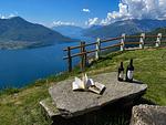 Sitzgruppe aus naturstein mit wunderbarer Sicht auf den See und die Berge - Rustico Bella Vita Bungalow - Top-Hundeurlaub