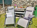 sonniger Garten mit Liegestühlen zum Erholen - Lorenzo Panorama - Top-Hundeurlaub