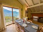 heller Essbereich mit Terrassenzugang und See- und Bergblick - Lorenzo Panorama - Top-Hundeurlaub