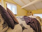 lichtdurchflutetes Schlafzimmer mit großem weichen Doppelbett und weichen Kissen - Lorenzo Panorama - Top-Hundeurlaub