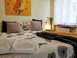 großes liebevoll dekoriertes Schlafzimmer mit Doppelbett - Lorenzo Panorama - Top-Hundeurlaub