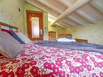 großes helles Schlafzimmer mit Doppelbett und Kinderbett für Kleinkinder und Babys - Lorenzo Panorama - Top-Hundeurlaub