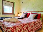 großes helles Schlafzimmer mit gemütlich weichem Doppelbett - Lorenzo Panorama - Top-Hundeurlaub