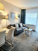 Wohnzimmer mit Couchecke und Essecke - Haus Nordland App. 29 (Stelter) - Top-Hundeurlaub