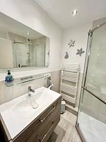 Modernes Badezimmer mit Dusche und WC - Haus Nordland App. 29 (Stelter) - Top-Hundeurlaub