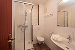 Badezimmer mit Dusche und WC - Soldanella 1 by Alpenidyll Apartments - Top-Hundeurlaub