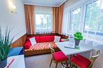 Schlafsofa und Essbereich - Soldanella 3 by Alpenidyll Apartments - Top-Hundeurlaub