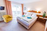 Doppelbett und Fernseher - Soldanella 3 by Alpenidyll Apartments - Top-Hundeurlaub