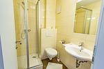 Badezimmer mit Dusche und WC - Soldanella 3 by Alpenidyll Apartments - Top-Hundeurlaub