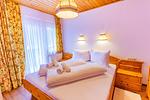 Schlafzimmer 1, Doppelbett - Bergidyll 6 by Alpenidyll Apartments - Top-Hundeurlaub