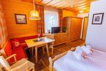Sitzecke mit Fernseher - Bergidyll 6 by Alpenidyll Apartments - Top-Hundeurlaub