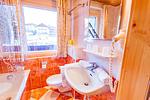 Badezimmer 1, Duschwanne und WC - Bergidyll 6 by Alpenidyll Apartments - Top-Hundeurlaub