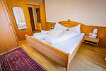 Schlafzimmer mit Doppelbett - Soldanella 2 by Alpenidyll Apartments - Top-Hundeurlaub