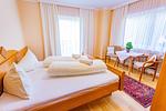 Schlafzimmer mit Doppelbett - Soldanella 2 by Alpenidyll Apartments - Top-Hundeurlaub