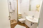 Badezimmer mit Dusche und WC - Soldanella 2 by Alpenidyll Apartments - Top-Hundeurlaub