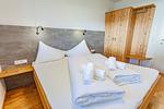 Schalfzimmer 1, Doppelbett - Happy Aich 1 by Alpenidyll Apartments - Top-Hundeurlaub