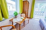 Schlafzimmer mit Zugang Balkon - Soldanella 4 by Alpenidyll Apartments - Top-Hundeurlaub