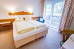 Schlafzimmer 1, Doppelbett - Soldanella 6 by Alpenidyll Apartments - Top-Hundeurlaub