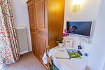 Schlafzimmer 1, Fernseher - Soldanella 6 by Alpenidyll Apartments - Top-Hundeurlaub