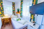 Schlafzimmer 2, Einzelbett und Fernseher - Soldanella 6 by Alpenidyll Apartments - Top-Hundeurlaub