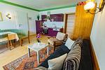 Wohnzimmer mit Essbereich und Fernseher - Soldanella 8 by Alpenidyll Apartments - Top-Hundeurlaub