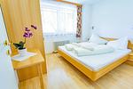 Schlafzimmer 1, Doppelbett - Soldanella 8 by Alpenidyll Apartments - Top-Hundeurlaub
