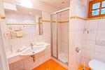 Dusche und WC - Soldanella 8 by Alpenidyll Apartments - Top-Hundeurlaub
