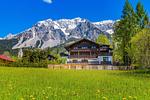Gebäudeansicht im Sommer - Bergidyll 5 by Alpenidyll Apartments - Top-Hundeurlaub