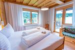 Schlafzimmer 1, Doppelbett und Einzelbett - Bergidyll 5 by Alpenidyll Apartments - Top-Hundeurlaub