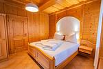 Schlafzimmer 2, Doppelbett und Etagenbett - Bergidyll 5 by Alpenidyll Apartments - Top-Hundeurlaub