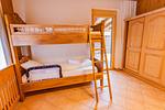 Schlafzimmer 2, Doppelbett und Etagenbett - Bergidyll 5 by Alpenidyll Apartments - Top-Hundeurlaub