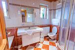 Badezimmer 1, Badewanne, Dusche und WC - Bergidyll 5 by Alpenidyll Apartments - Top-Hundeurlaub