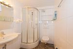 Badezimmer, Dusche und WC - City Life 4 by Alpenidyll Apartments - Top-Hundeurlaub
