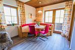 Wohn- und Essbereich - Huberhof 7 by Alpenidyll Apartments - Top-Hundeurlaub