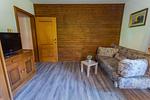 Wohnzimmer mit Schlafsofa und Fernseher - Huberhof 7 by Alpenidyll Apartments - Top-Hundeurlaub