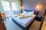 Schlafzimmer 1, Doppelbett - Huberhof 5 by Alpenidyll Apartments - Top-Hundeurlaub