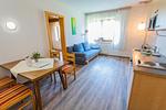 Küche mit Essbereich und Sofa - Huberhof 2 by Alpenidyll Apartments - Top-Hundeurlaub