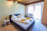 Doppelbett mit Zugang Balkon - Huberhof 2 by Alpenidyll Apartments - Top-Hundeurlaub