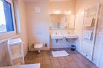 Badezimmer mit Dusche und Badewanne - City Dream 1 by Alpenidyll Apartments - Top-Hundeurlaub