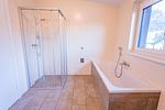 Badezimmer mit Dusche und Badewanne - City Dream 1 by Alpenidyll Apartments - Top-Hundeurlaub
