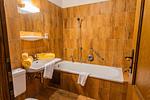 Badezimmer mit Badewanne und WC - Huberhof 8 by Alpenidyll Apartments - Top-Hundeurlaub