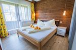 Schlafzimmer 1, Doppelbett - Huberhof 9 by Alpenidyll Apartments - Top-Hundeurlaub