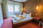 Schlafzimmer mit Doppelbett - Huberhof 11 by Alpenidyll Apartments - Top-Hundeurlaub