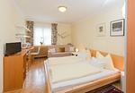 Doppelbett  mit Fernseher - City Life 7 by Alpenidyll Apartments - Top-Hundeurlaub