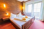 Schlafzimmer 1, Doppelbett - Huberhof 6 by Alpenidyll Apartments - Top-Hundeurlaub